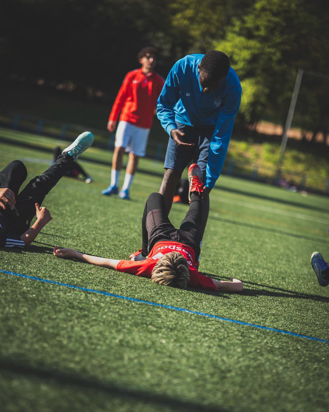 Moustapha Kane entrenando a jóvenes jugadores en Cervelló