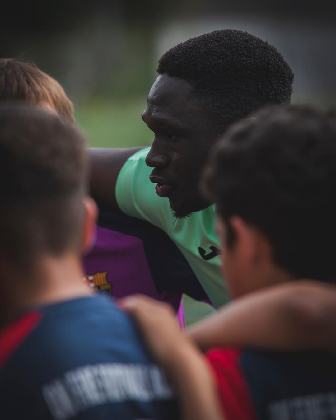 Cherif dando instrucciones a los jugadores antes del entrenamiento
